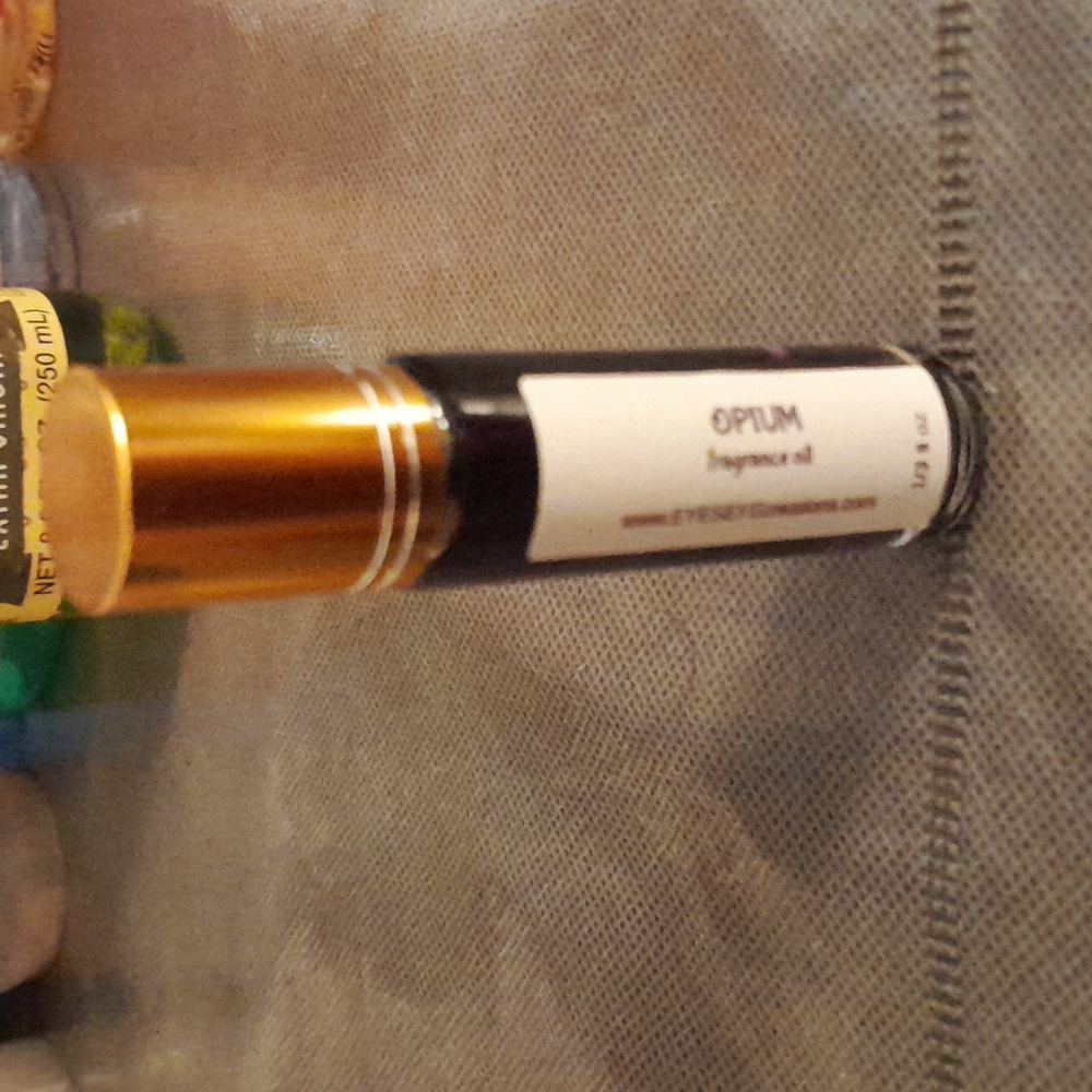 Fragrance body oil